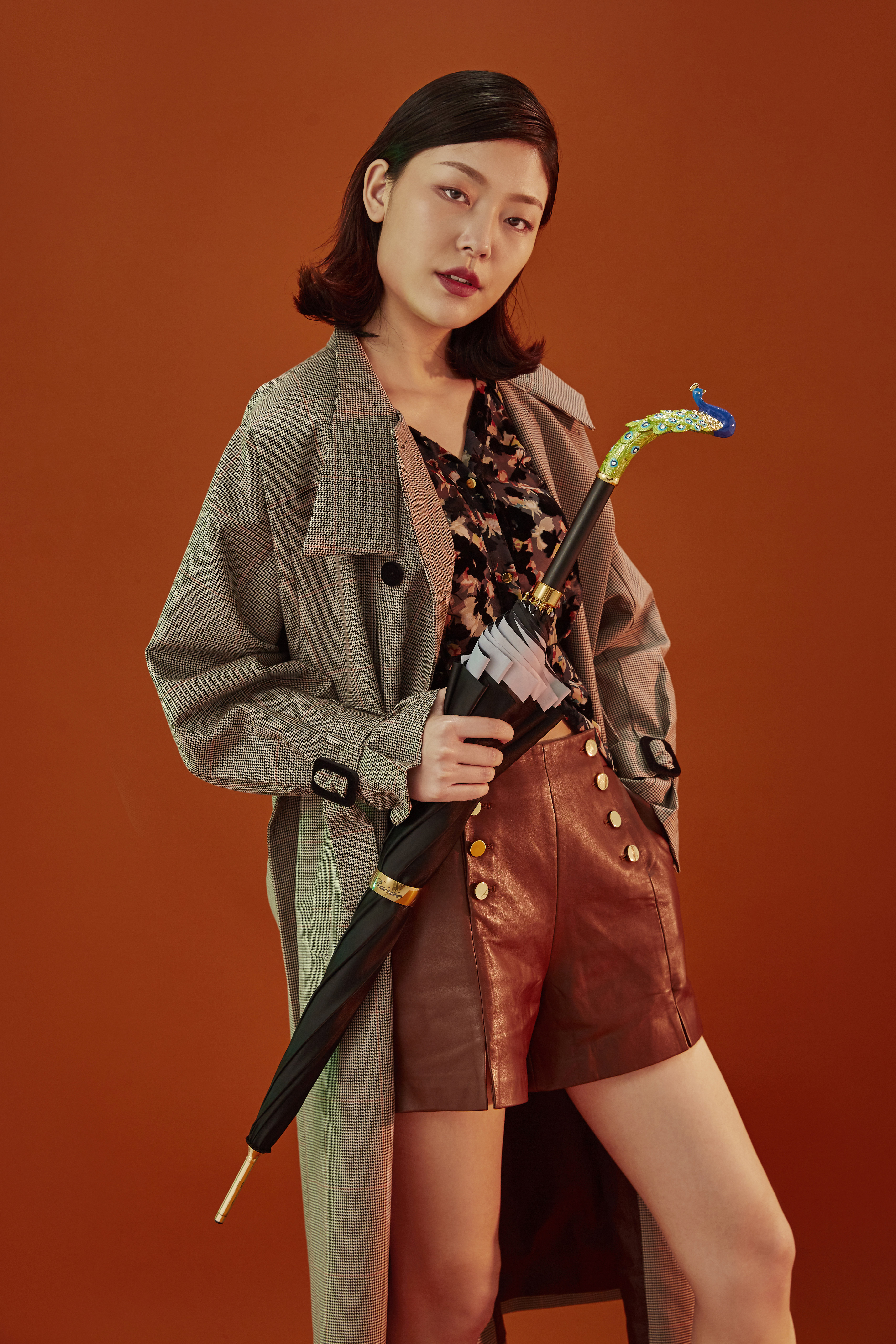 The colored enamel peacock long handle umbrella
